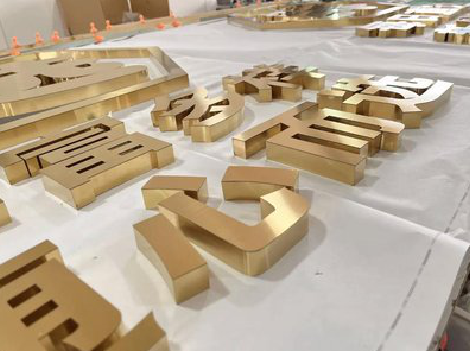  平利拉丝不锈钢字的特点。